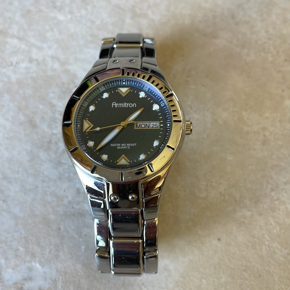 Armitron men battery water resistant 165ft stainless steel date&day - Picture 2 of 8
